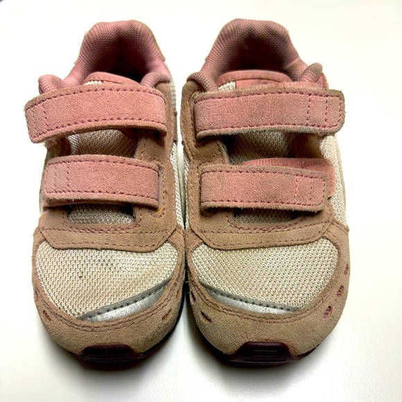 3/$30 Puma Vista Girls 9 Pink Velcro Training Sneakers Running Shoe Baby Toddler - Picture 2 of 5